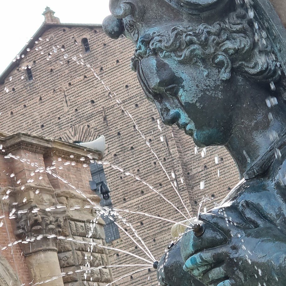 Una delle sirene della Fontana del Nettuno, Bologna