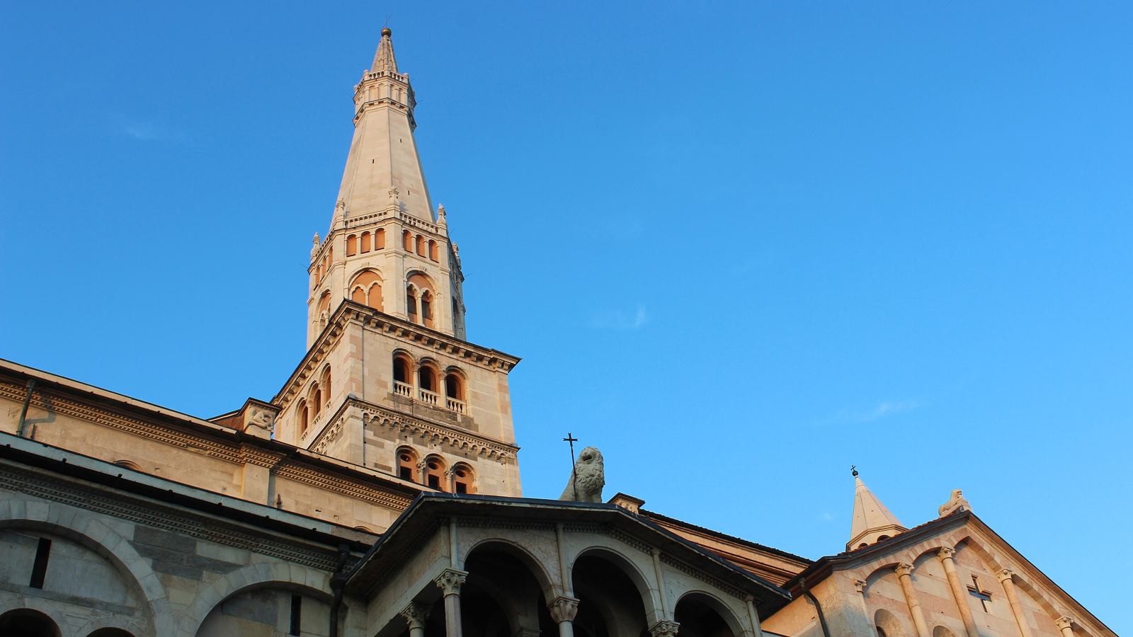Piazza Grande e la Ghirlandina a Modena