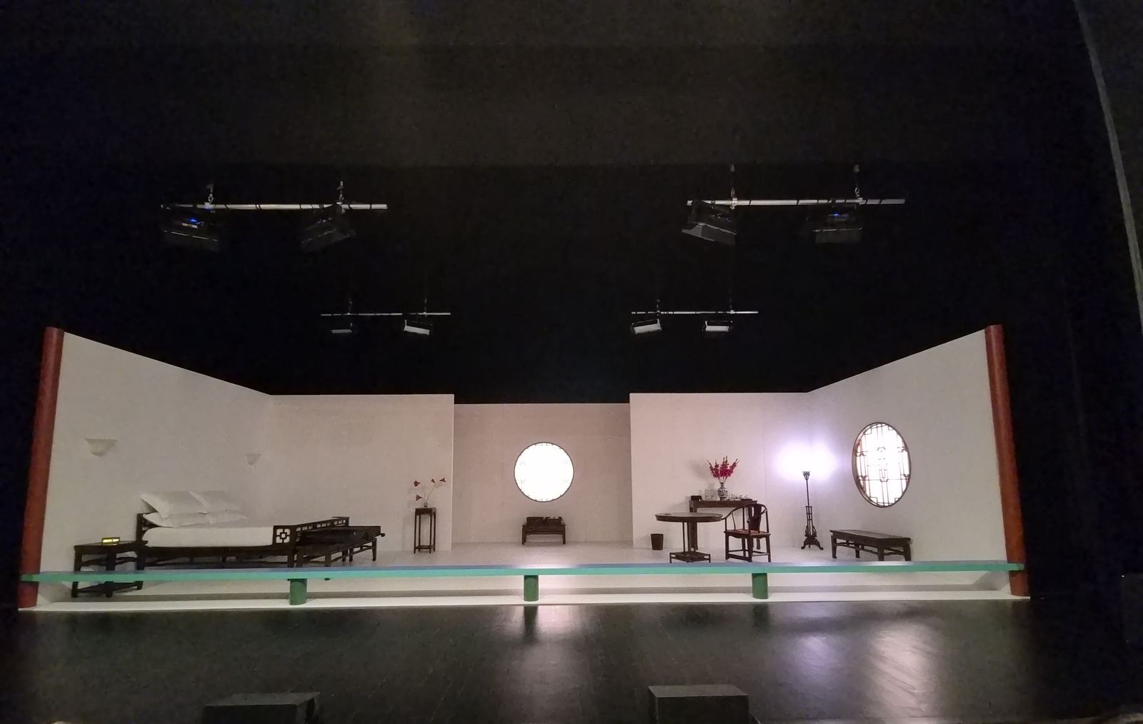 La scena di Viaggio a Hong Kong nella nuova Sala Grande del Teatro delle Passioni, Modena